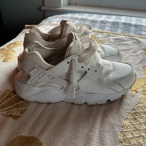 Nike Huarache - all white - size 4Y